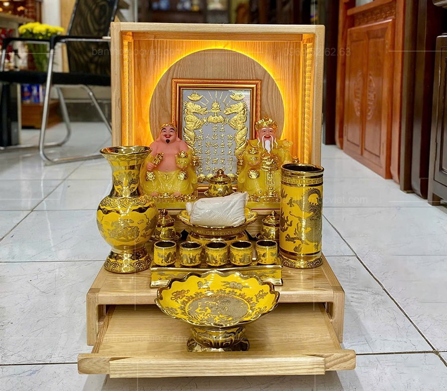 Bên ngoài Ban thờ Thần Tài Thổ Địa giá 300 triệu đồng